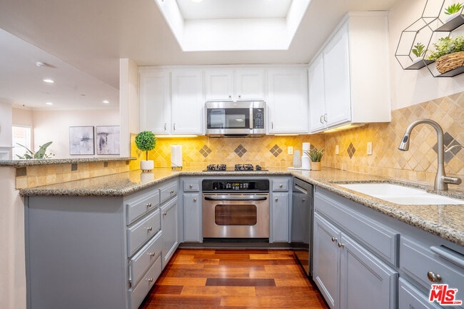 Building Photo - 616 S Wilton Pl