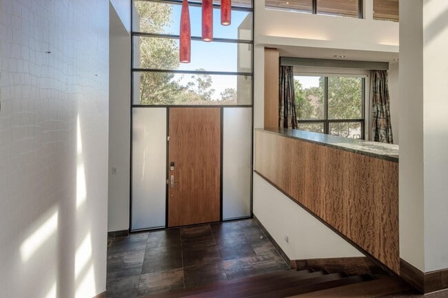 Building Photo - 2510 Skyfarm Dr