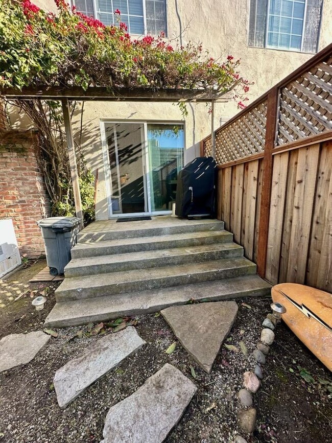 Building Photo - 160 Clarendon Rd