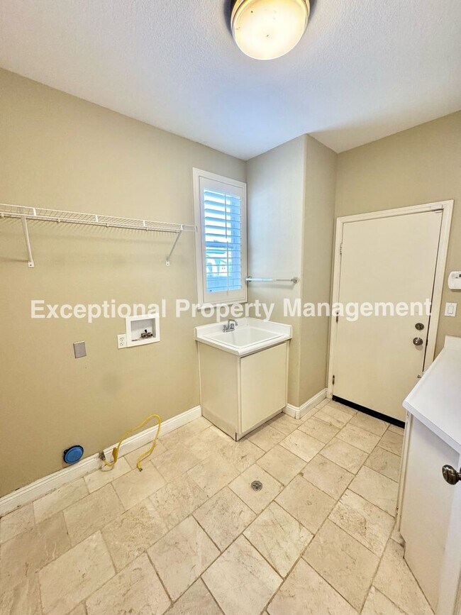 Building Photo - Ready to move in 4 bedroom 3 bath home with a loft and 3 car garage!