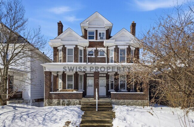Building Photo - 2209 Summit St