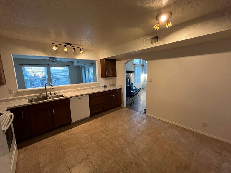 Building Photo - 5204 Edwards Dr NE