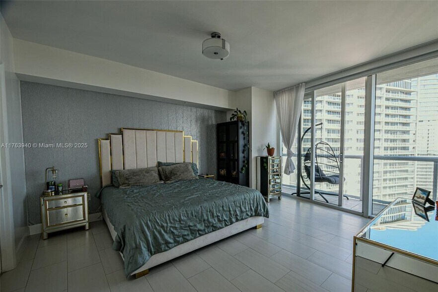 Building Photo - 495 Brickell Ave