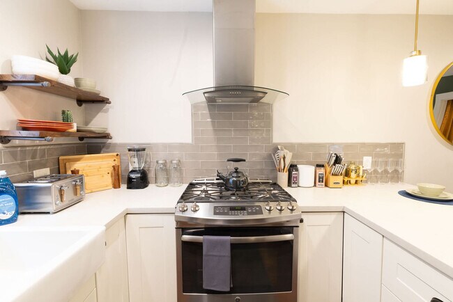 Building Photo - 725 Peddie St