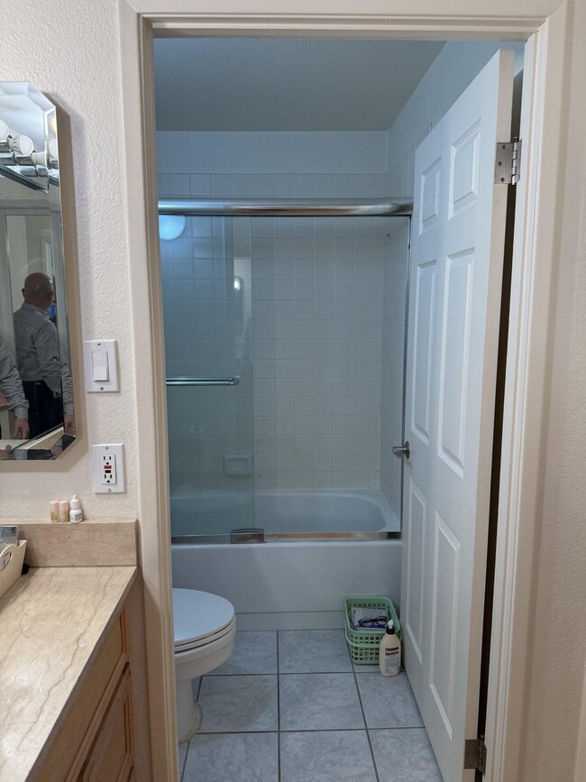 Building Photo - 600 W 9th St