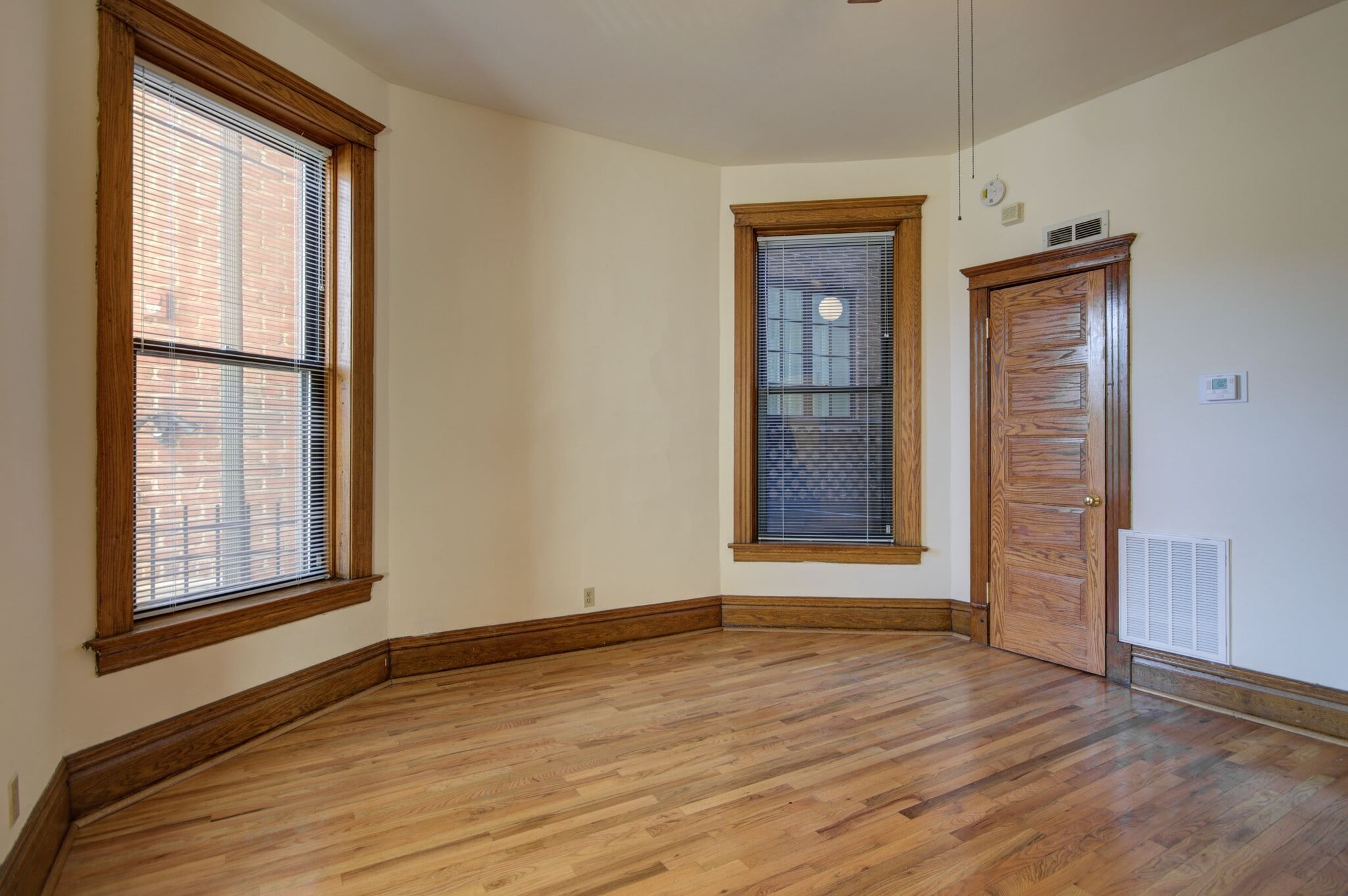 Building Photo - 638 W Drummond Pl