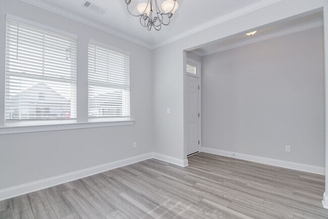 Building Photo - 3 Bedroom 2 Bathroom Ranch