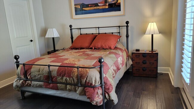 Building Photo - Seasonal stunning 5/5 pool home west of trail near Siesta Key!