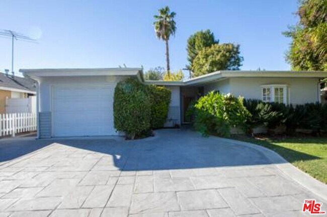Building Photo - 5049 Serrania Ave