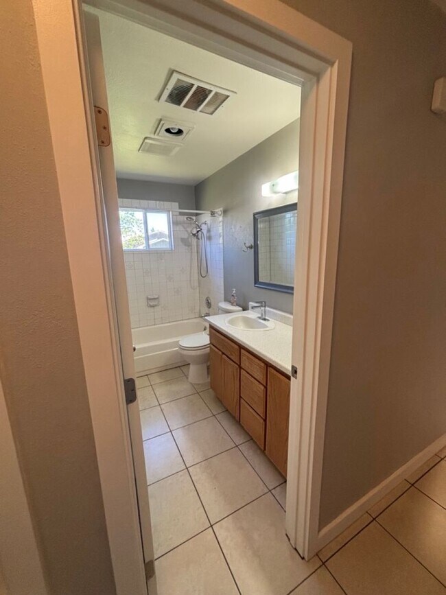 Building Photo - Charming 3-Bed Home in Hayden Lake — Spacious Lot & Attached Garage!