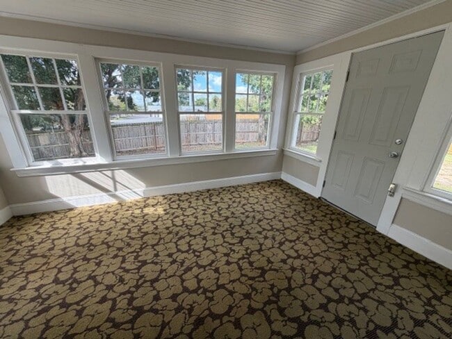 Building Photo - 2 bedroom, 1 bath House available NOW