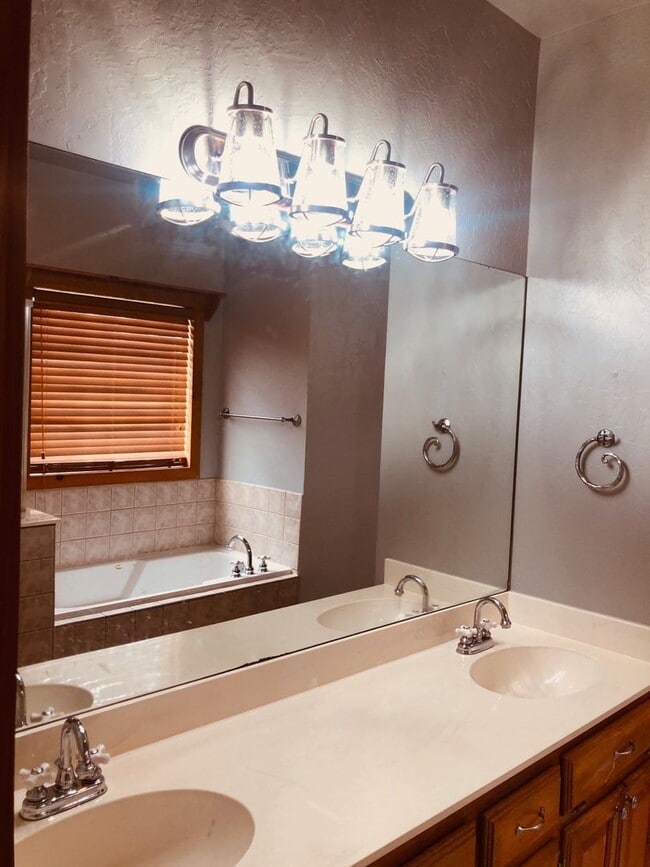 Building Photo - 4 bed + office + Bonus room/2nd Living ups...