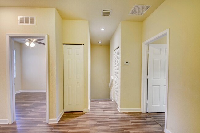 Building Photo - 10385 Wellington Parc Dr