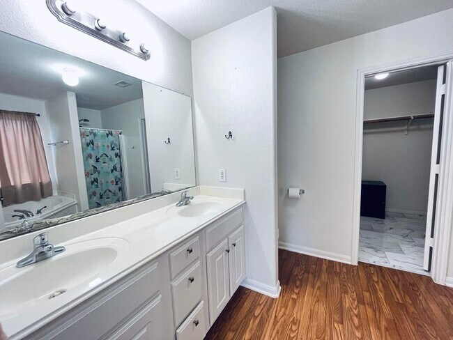 Building Photo - 7215 Sunrise Hill Ln