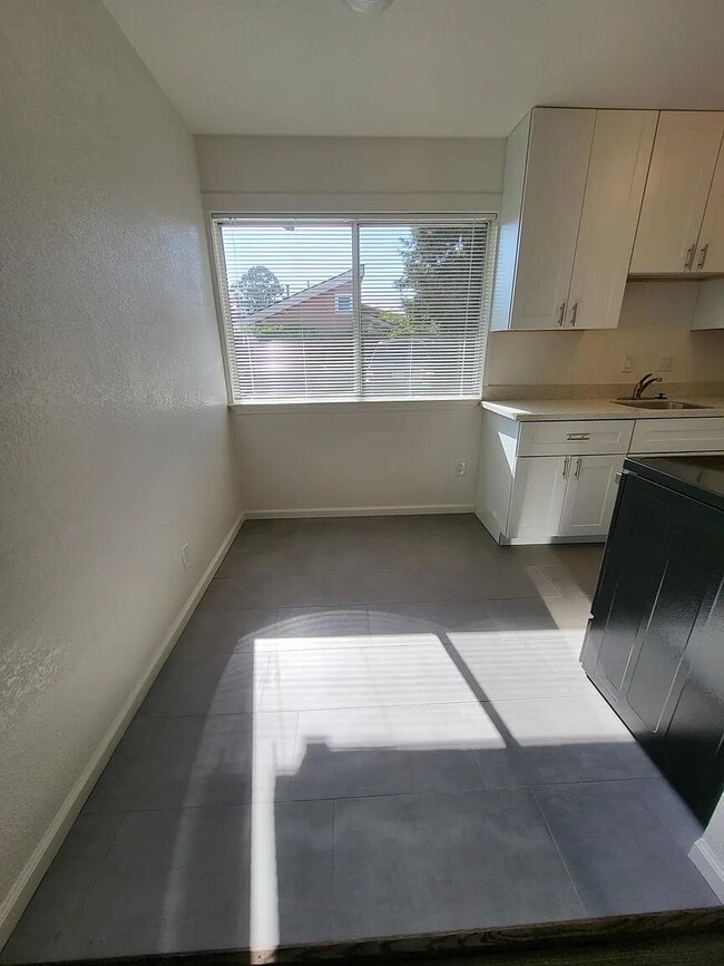 Building Photo - "Charming Berkeley 1-Bedroom Apartment Retreat – Cozy 580 Sq Ft Living!"