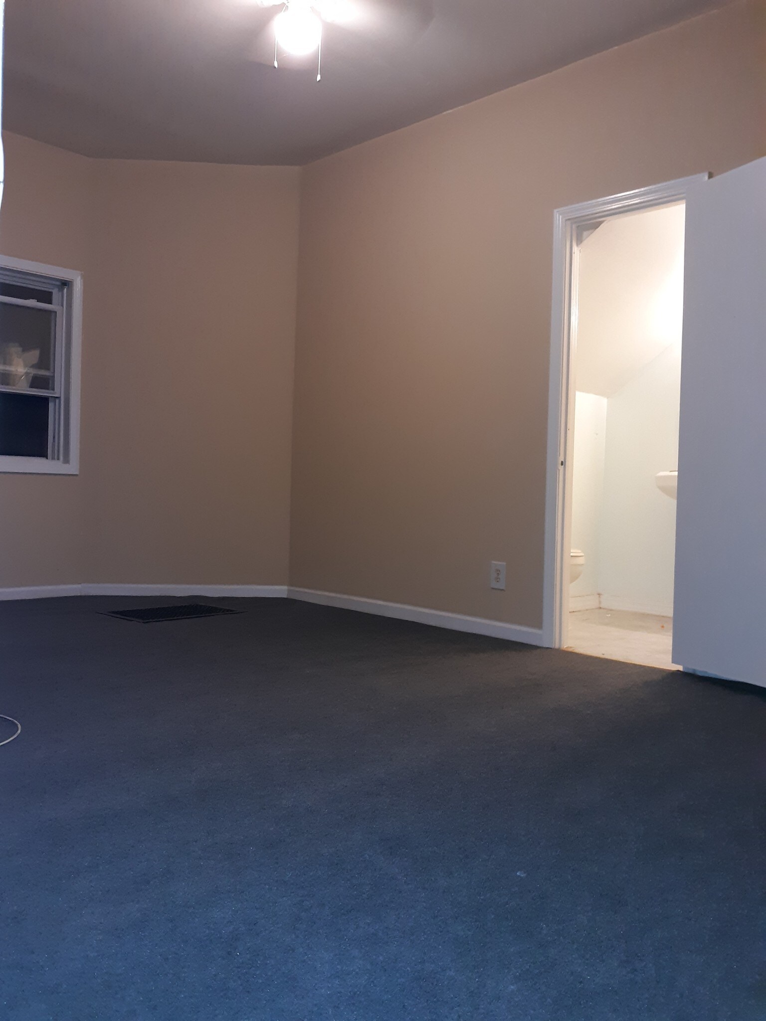 Building Photo - 4444 Main St