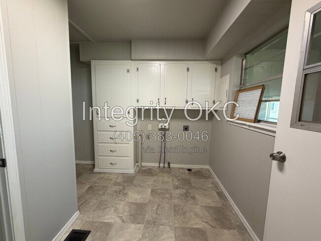 Building Photo - 5150 W Camp Dr