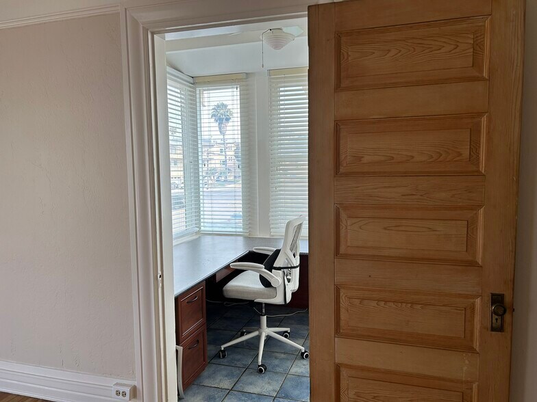 Building Photo - 2329 Curlew St