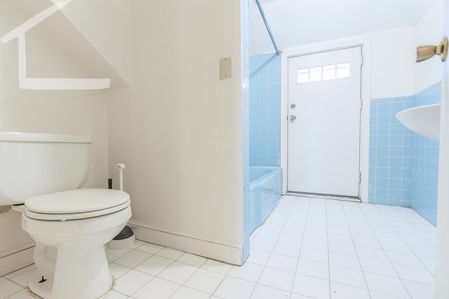 Building Photo - Bright Studio in Brighton | All Utilities ...