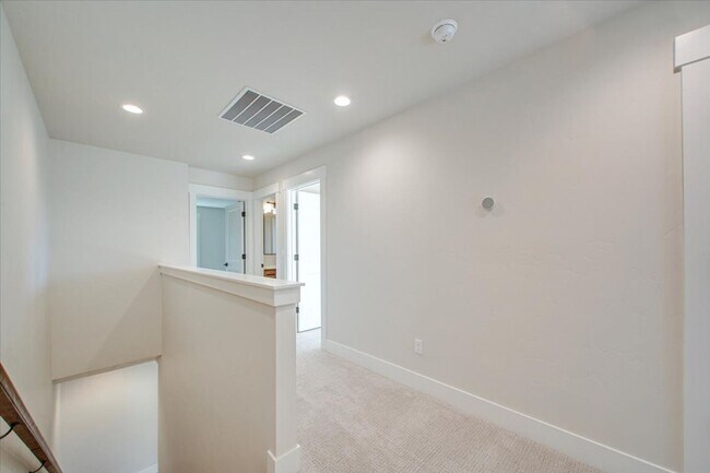 Building Photo - Luxury Townhome in the Heart of Eagle — 3 Beds + 3 Baths + Premium Amenities