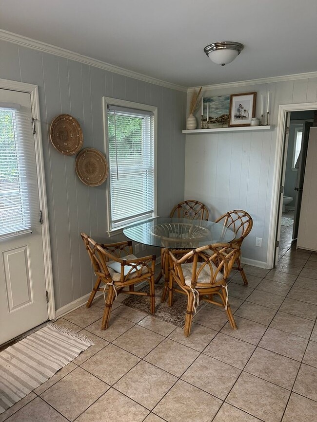 Building Photo - Cute home with great space