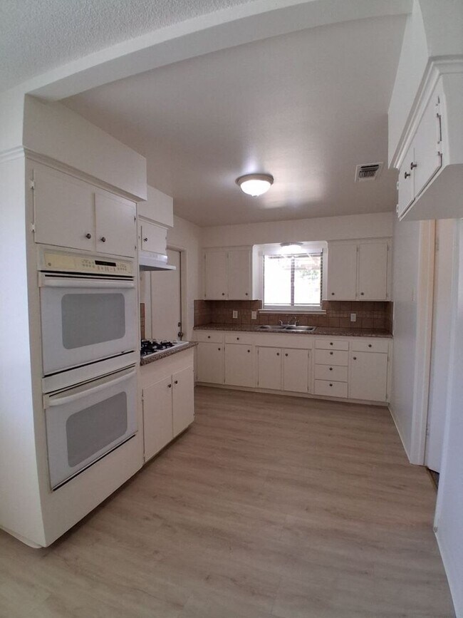 Building Photo - 1419 N Winery Ave