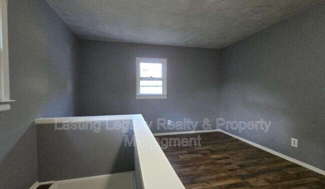 Building Photo - 113 25th St