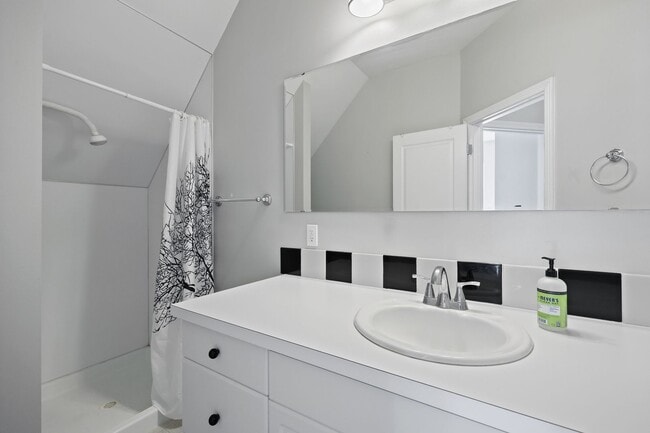 Building Photo - 2720 Sq. Ft. Character Home in downtown Ol...