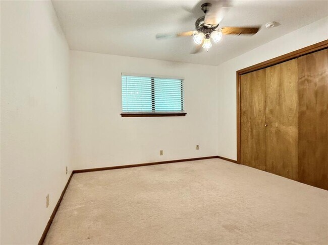 Building Photo - 3900 Knollwood Dr