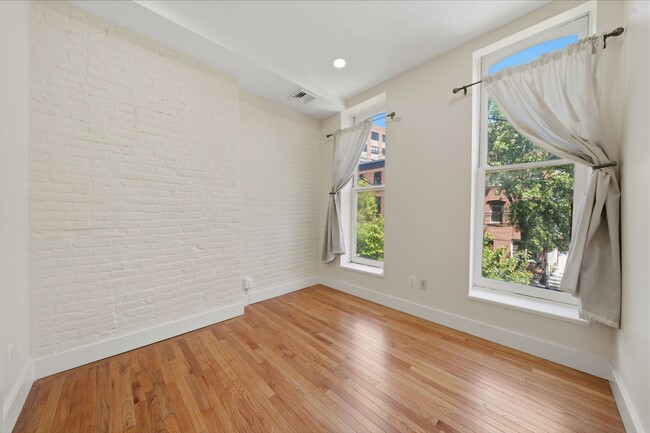 Building Photo - 213 York St