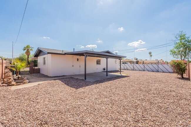 Building Photo - Fully upgraded home with garage!