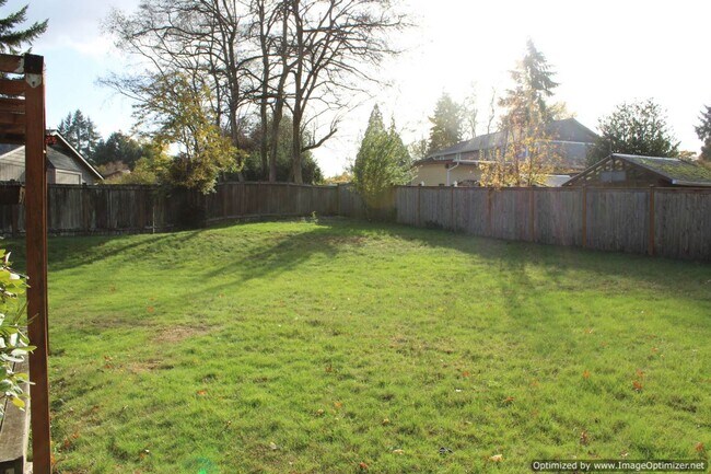 Building Photo - Updated One-Story 2-Bedroom Duplex with Ga...