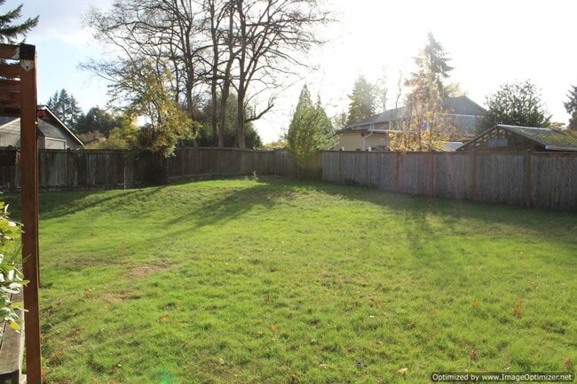 Building Photo - Updated One-Story 2-Bedroom Duplex with Garage and Yard