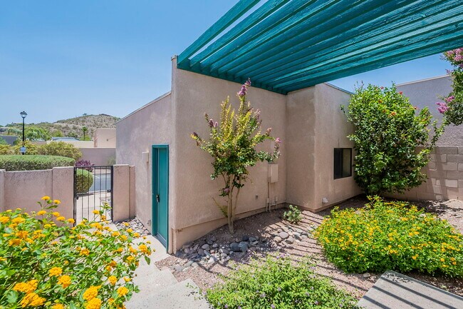 Primary Photo - 4950 N Valle Rd