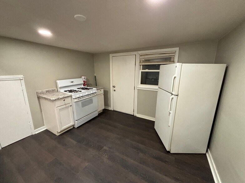 Building Photo - 653 S 69th St