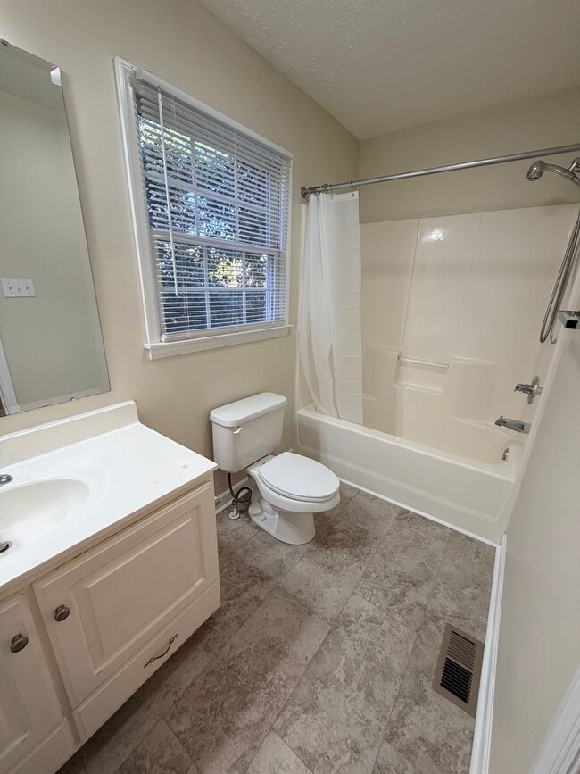 Building Photo - 2 Bedroom 2 Bath Cape Style House in East Asheville