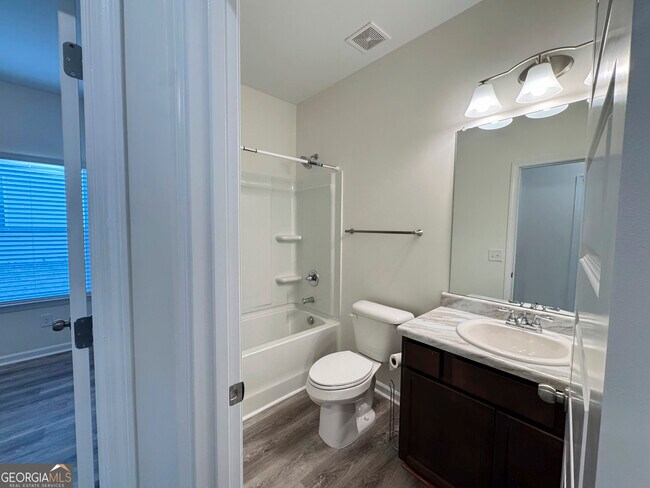 Building Photo - 214 N Dogwood St