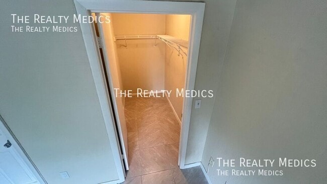 Building Photo - 2130 Forest Knoll Dr NE