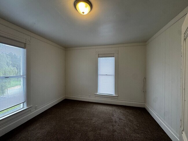 Building Photo - 910 8th St