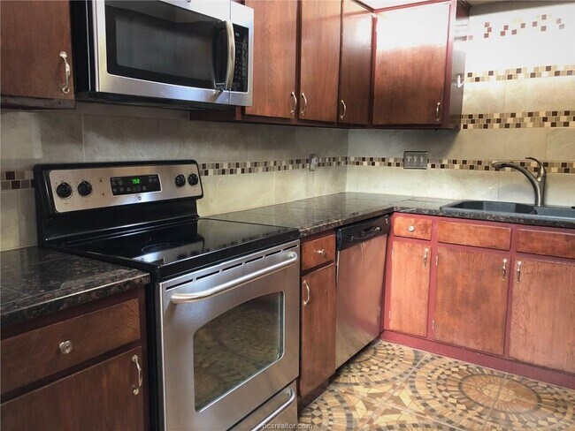 Building Photo - 1527 Wolf Run