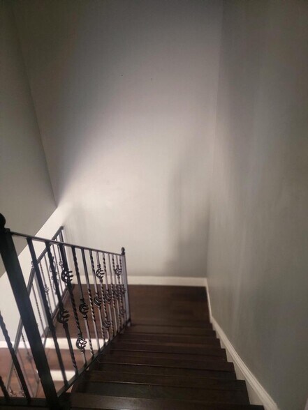 Building Photo - 727 7th Way