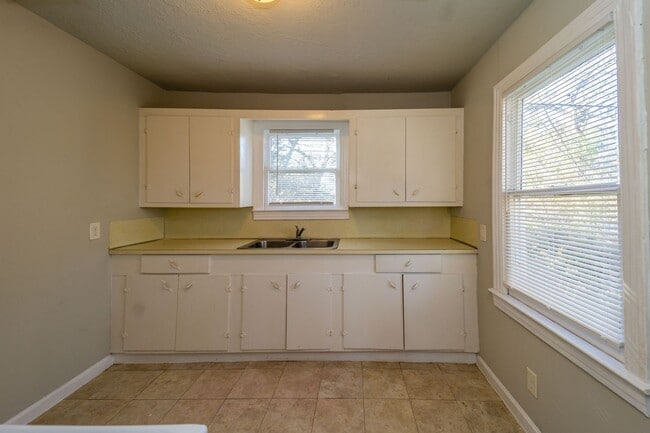 Building Photo - Cozy and Affordable 2 Bedroom Garage Apt in 77705!