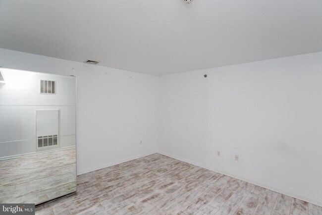 Building Photo - 523 Carson Terrace