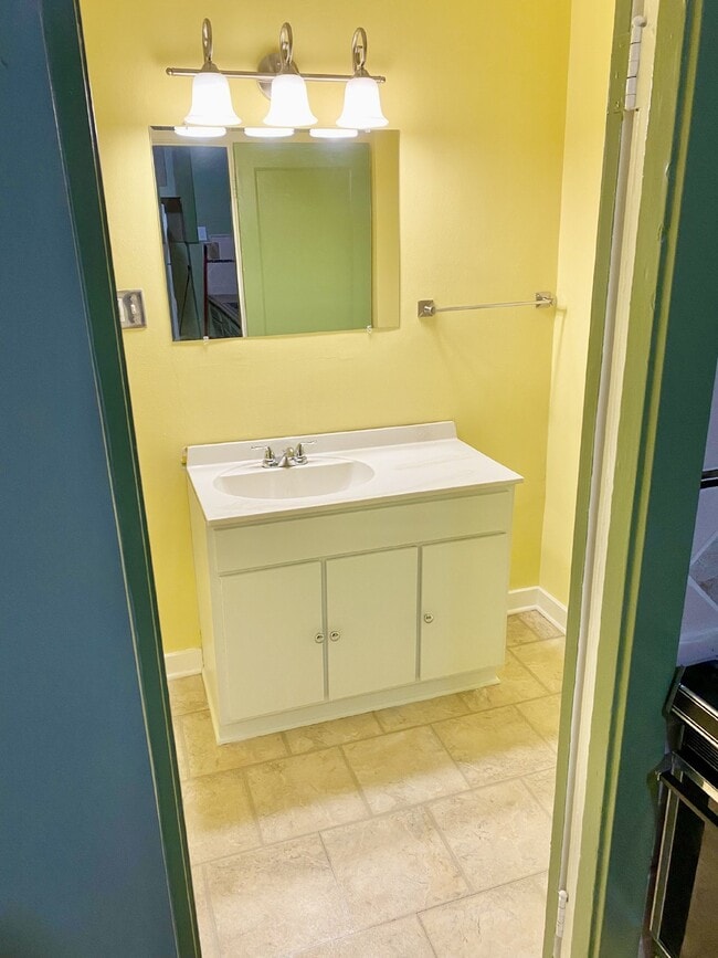Building Photo - Adorable 4 Bed | 2 Bath in Longfellow