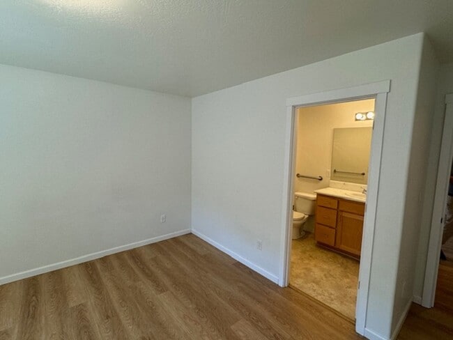 Building Photo - NEW TO MARKET/ 3 BEDROOM HOUSE ON QUIET DEAD END STREET