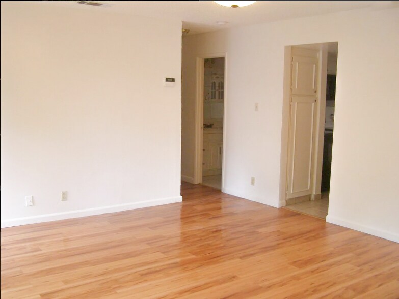 Building Photo - 5468 Roundtree Pl
