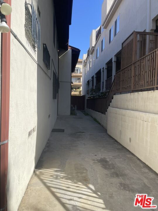 Building Photo - 1252 Barry Ave