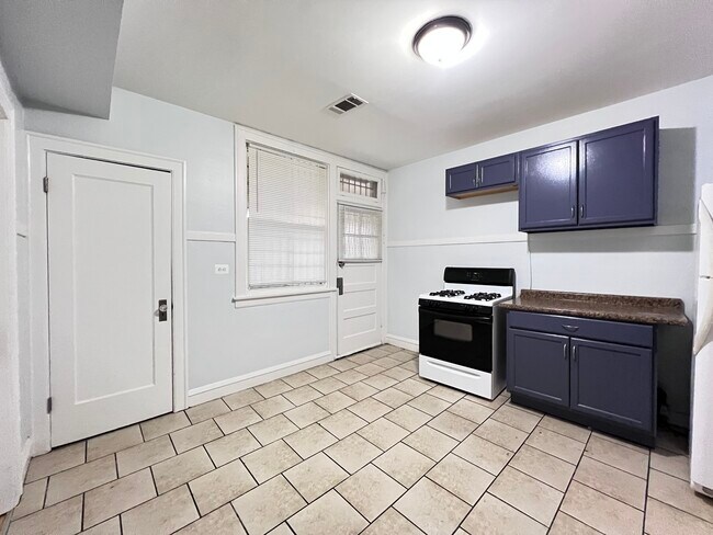 Building Photo - 6424 S Talman Ave