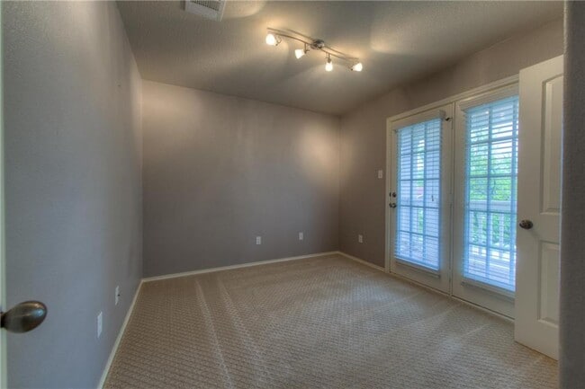 Building Photo - 712 Alamo Plaza Dr