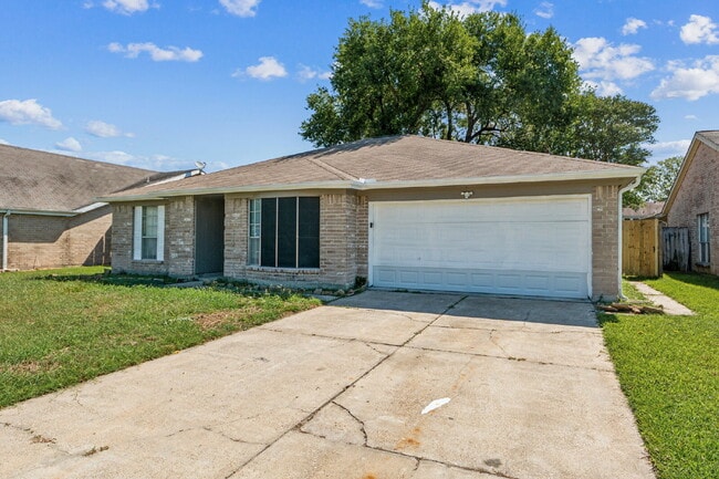 Building Photo - Charming & Spacious Home in La Porte!